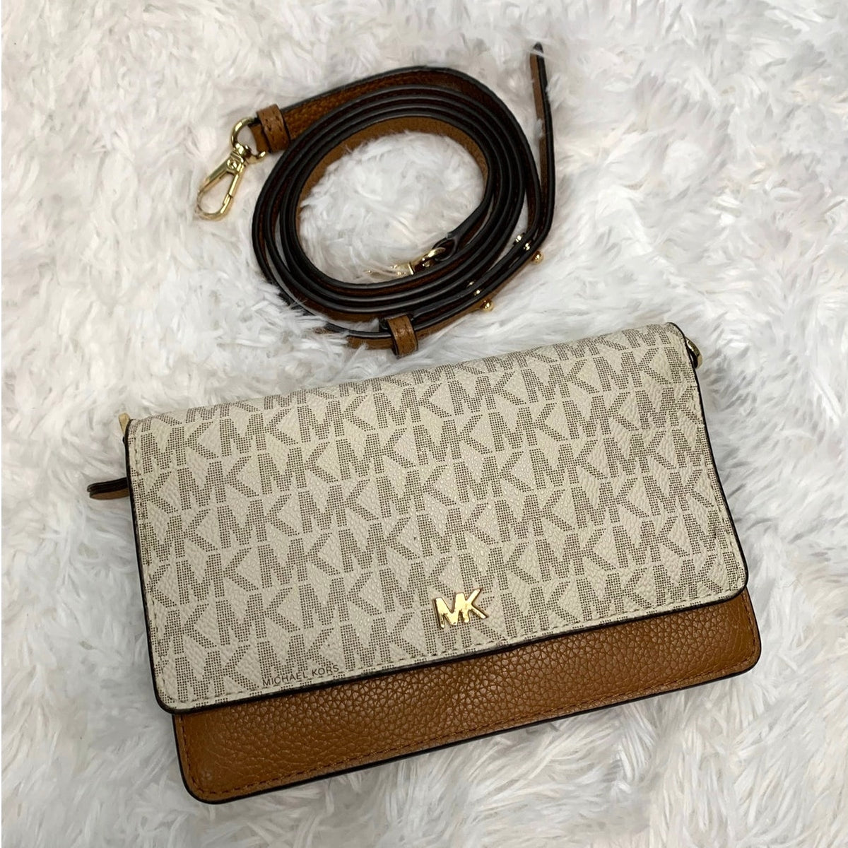 Michael Kors Jet Set Small Logo Smartphone Convertible Crossbody Bag
